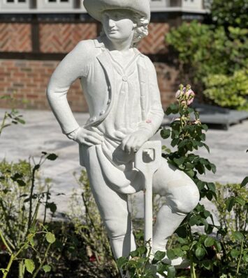 gardener statue