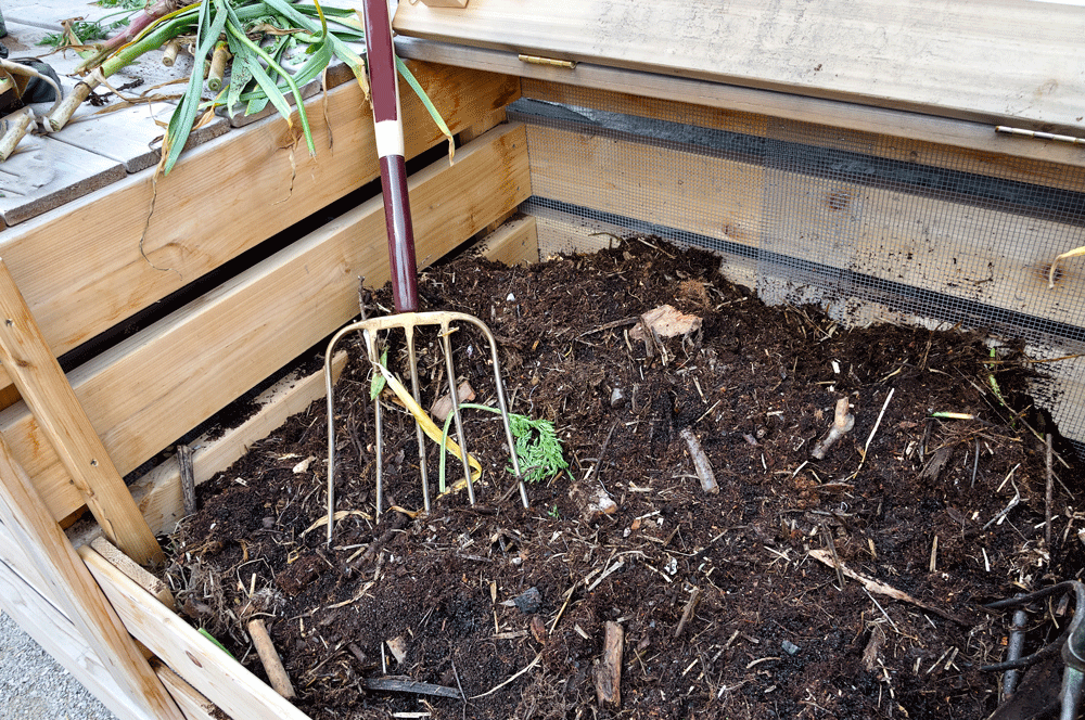 a garden pallet compost container